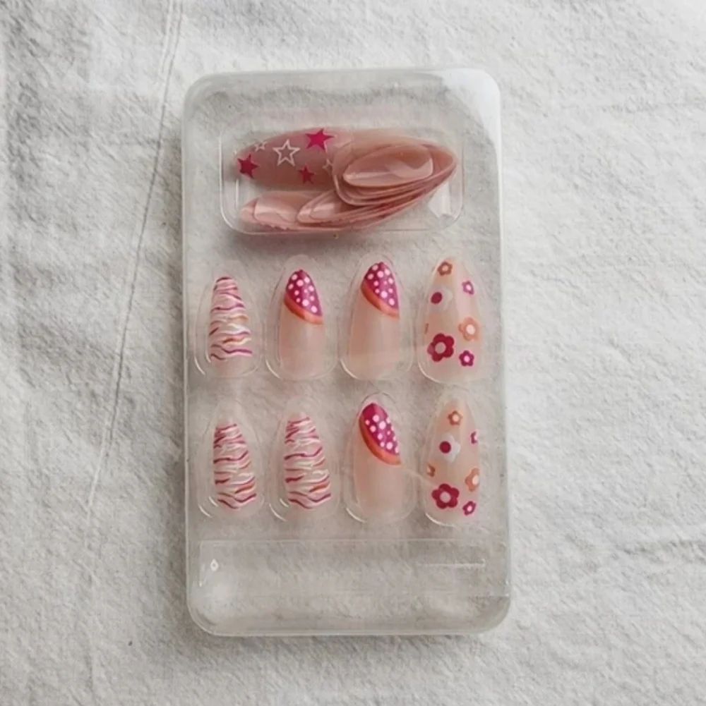 24 Pieces Fake press on nails